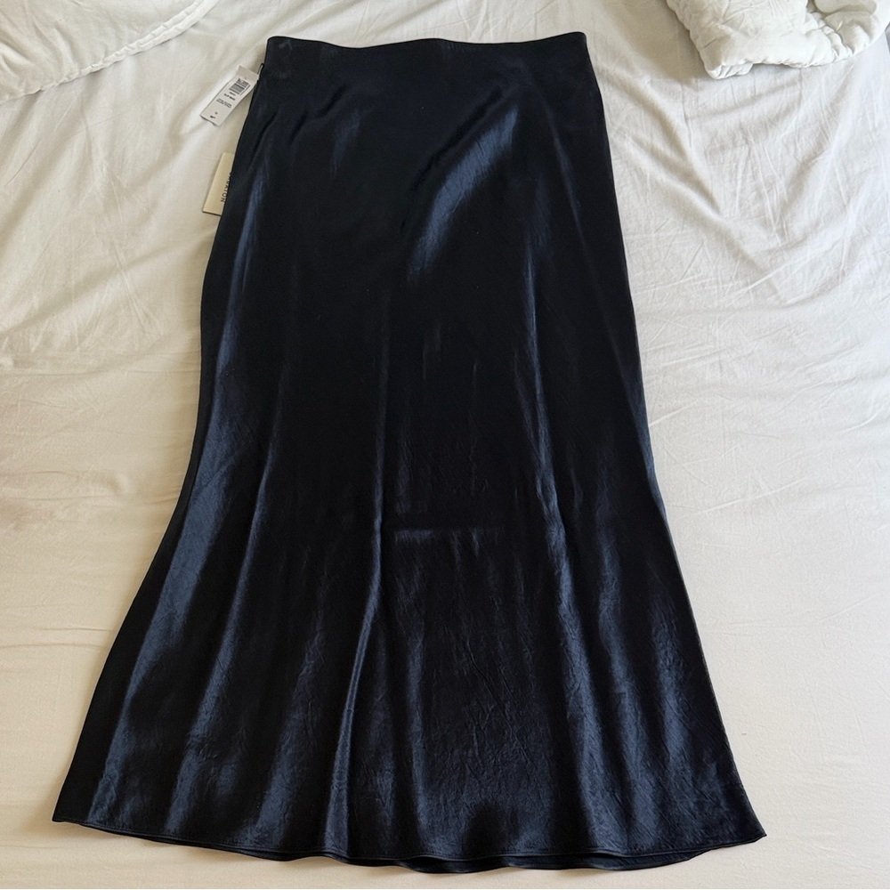 Elegant Black Satin Skirt - Picture 2 of 5